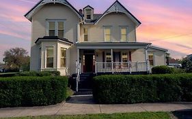 Downstairs 2 Bedroom Apt- Pet Friendly- Walking Distance To Beach & Shops